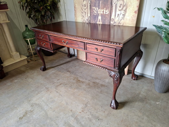 Image 1 of Scrivania classica in mogano con splendide zampe di leone. Dimensioni: 155x75 cm e altezza 81 cm.