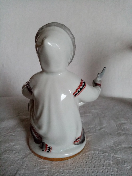 Image 1 of Statuina di porcellana sovietica &quot;Ragazza Inuit Sakha&quot; LFZ 14 cm
