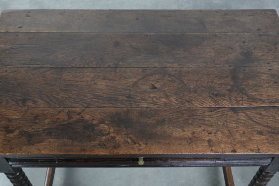Image 1 of Uniek mooie antieke Engelse side table van eikenhout uit de 18e eeuw met een lade en mooie bobbin gedraaide poten