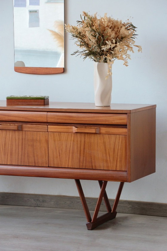 Image 1 of Elliotts of Newbury Low Dressoir: een icoon van mid-century design in teakhout