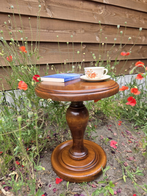 Image 1 of élégante table d'appoint vintage en bois massif