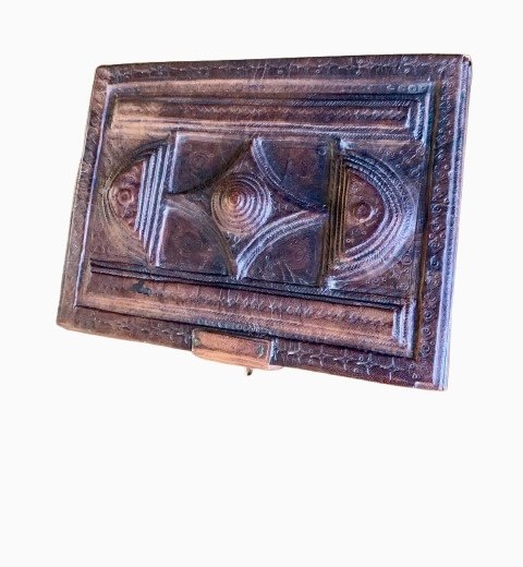 Eccezionale cofanetto antico in cuoio sbalzato, Africa Occidentale — Inizio XX secolo – Oggetti decorativi (photo 2 of 18)
