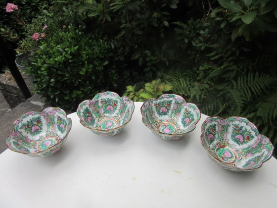 Image 1 of 4 petites coupes Famille Rose, style milieu du siècle