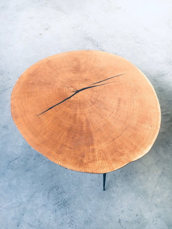 Image 1 of Mesa de centro de diseño moderno, delgada, de metal con tablero chapado en madera.