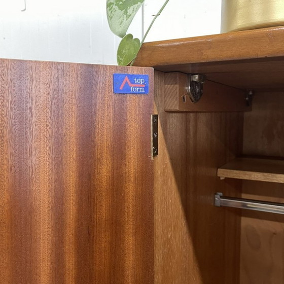 Image 1 of Armoire vintage élégante du milieu du siècle, à 3 portes, avec penderie et étagères, amovible