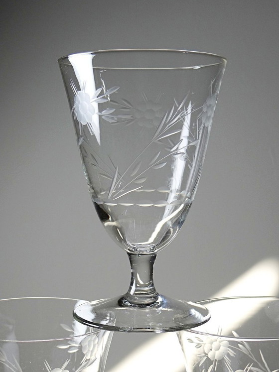 Image 1 of 8 verres à vin cristal gravé à la roue décor végétal, Bohême, début XXe