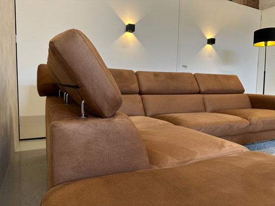 Image 1 of Sofá esquinero color coñac de 295x230 cm.