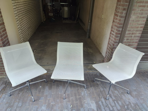3x Vitra swivel chairs EA 108 with white netweave – Chrome, Plastic (photo 10 of 10)