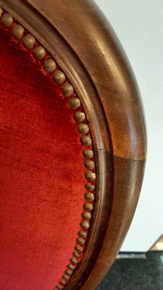 Image 1 of Set di 2 poltrone relax in velluto rosso Louis Philippe Voltaire con struttura in legno di noce.