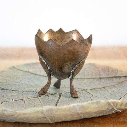 Coquetier ancien français en laiton à trois pieds à sabots fendus – decoratieve objecten, Brass