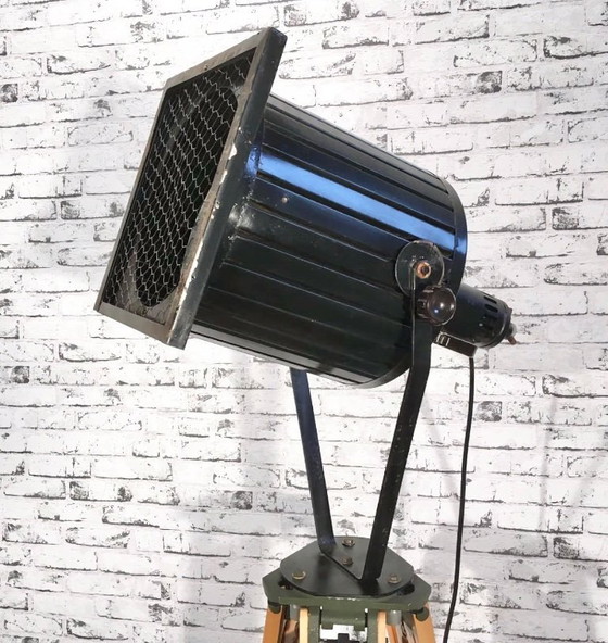 Image 1 of Gran foco industrial negro sobre trípode de madera, década de 1960