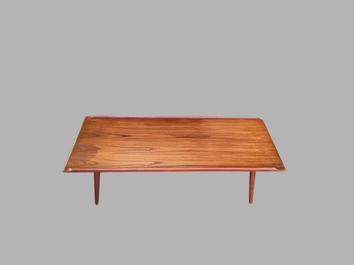 Teakhouten salontafel uit het midden van de 20e eeuw | Verhoogde, gebeeldhouwde randen | Scandinavische stijl jaren 60
