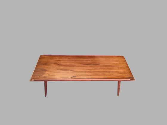 Image 1 of Teakhouten salontafel uit het midden van de 20e eeuw | Verhoogde, gebeeldhouwde randen | Scandinavische stijl jaren 60