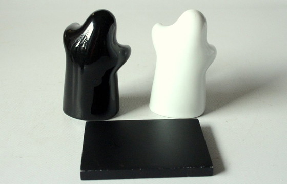 Image 1 of Saliera e pepiera di design con fantasmi che si abbracciano - ceramica - vintage