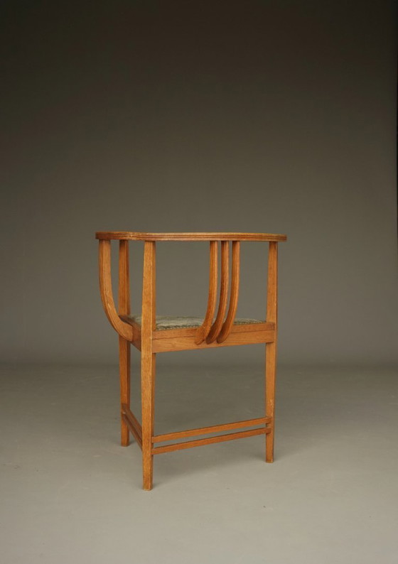 Image 1 of Bijzondere Art Deco stoel met drie poten. Jaren 1920.