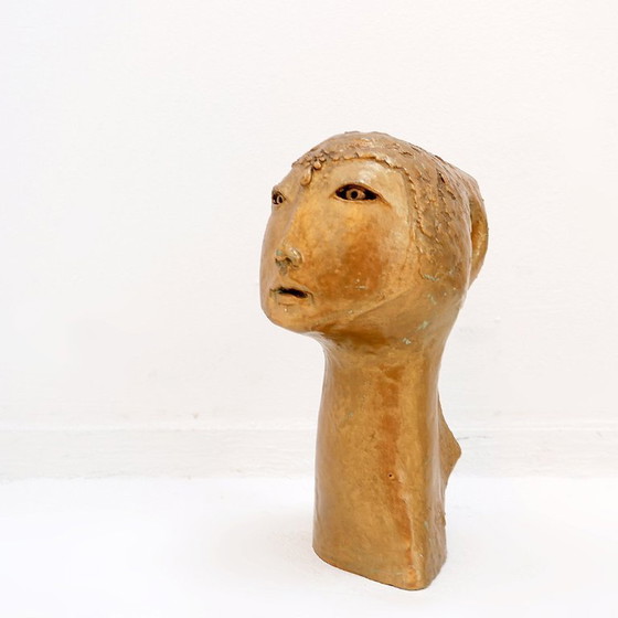 Image 1 of Tête de femme en terre cuite dorée 