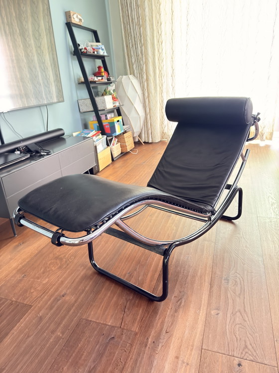 Image 1 of Chaise longue style Le Corbusier LC4 | Chaise longue en cuir noir et chrome, style LC4