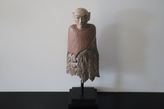 Image 1 of Statue en bois sculptée à la main représentant un moine
