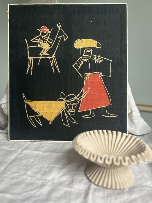 Wandkleed in houten lijst,  vintage, uniek, textielkunstwerk primitieve gestileerde figuren ruiter stief matador boorduurwerk 