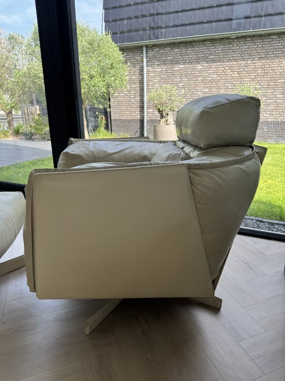 Image 1 of Sillón giratorio Piet Boon Heit con otomana y cojín decorativo.