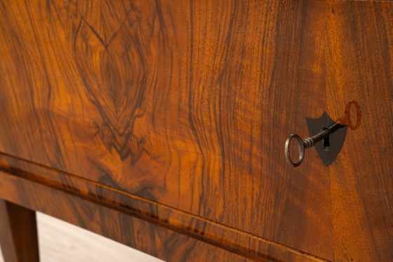 Biedermeier commode met twee lades van notenhout met Franse lakafwerking, Duitsland, circa 1850 – Ladekasten (photo 10 of 15)