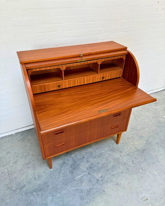 Image 1 of Toegeschreven aan Egon Ostergaard – Deense teakhouten secretaire met roldeksel, jaren 1960