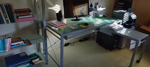 Moderner Schreibtisch aus Glas und Stahl
