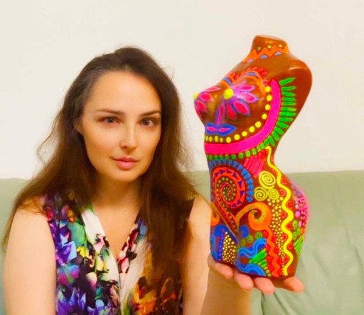 Figura de arte corporal fluorescente. Hecha a mano por el artista.