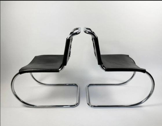 Image 1 of Sedia MR10 di Ludwig Mies van der Rohe con tubi in acciaio cromato e seduta e schienale in pelle nera – set da 2
