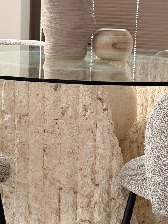 Tavolo da pranzo rotondo in pietra mactan con piano in vetro e base brutalista, Tavoli da pranzo, Crema (foto 6 di 6)