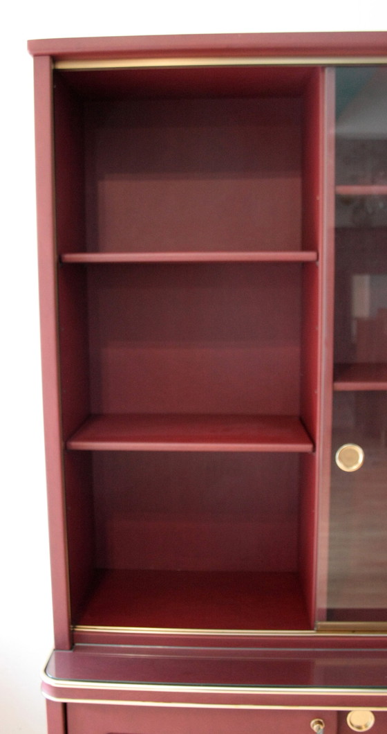 Image 1 of Buffet ou bibliothèque à double corps recouvert de similicuir bordeaux par Umberto Mascagni, années 1950