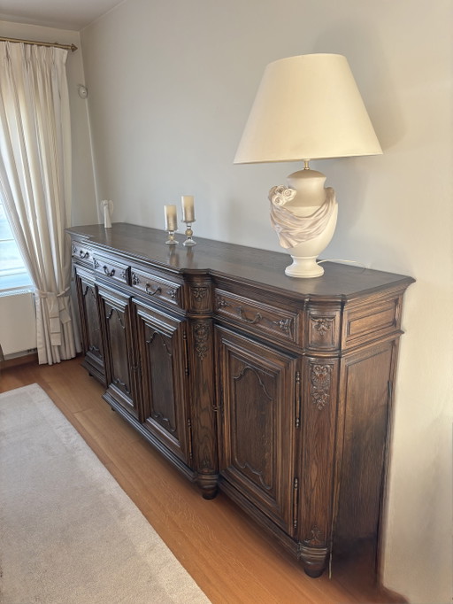 Zona pranzo con armadio e credenza