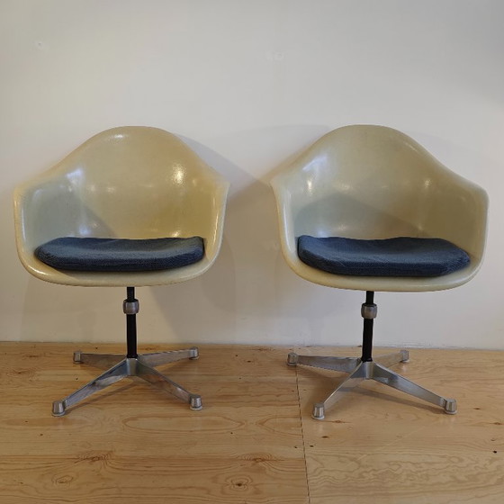 Image 1 of Vintage fiberglass bureau stoelen Herman Miller Eames