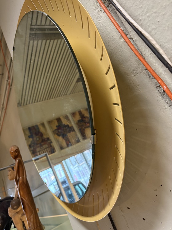 Image 1 of vintage Stilnovo Italie gele verlichte ronde spiegel