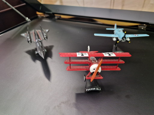 3 model airplanes oa Fokker
