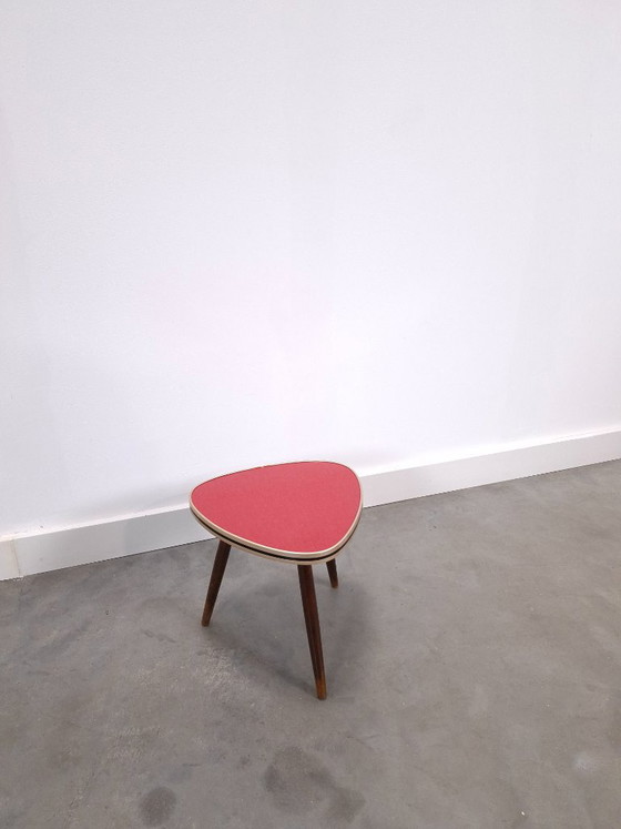 Vintage 50s triangular side table plant table with red formica top and gold black edge, no.7, Wood (photo 7 of 8)