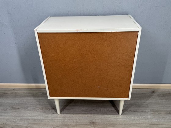 Image 1 of Vintage ladekast in zwart-wit contrast