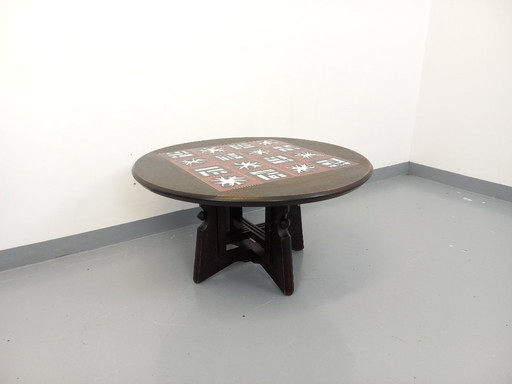 Table basse ronde modulable en table à manger “monte et baisse” vintage Guillerme et Chambron en chêne massif et céramique