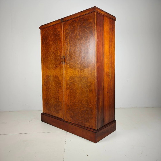 Kompakter Herrenkleiderschrank im englischen Art-Deco-Stil aus hellem Wurzelnussholz – Kleiderschränke, Wood (photo 15 of 17)