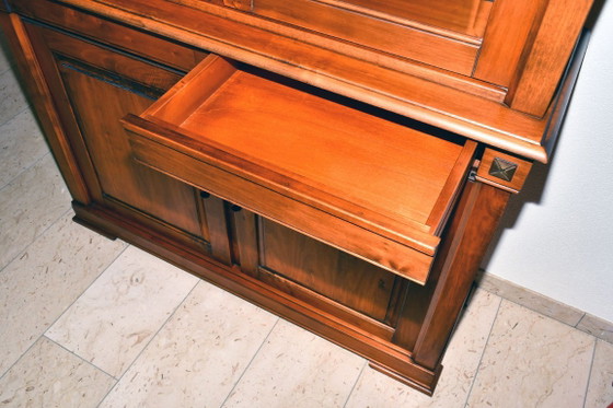 Buffet vaisselier en bois de cerisier massif 138 x 199 x 45 cm – Glass, Metal (photo 7 of 8)