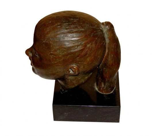 Image 1 of Elegante escultura de bronce: busto de una niña sobre una base de mármol macizo.
