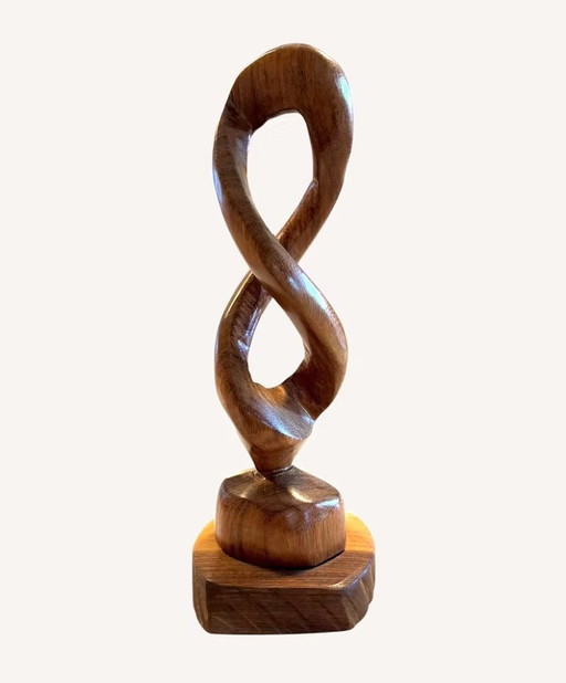 Statue en bois sculptée à la main