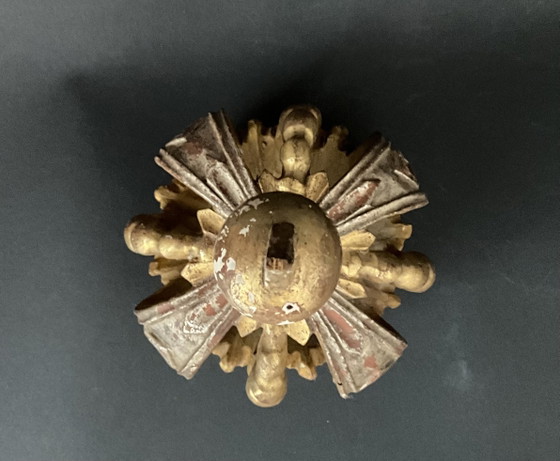 Corona Religiosa Barocca Iberica del XVIII Secolo in Legno Dorato e Argentato – Sculture, Wood (photo 5 of 6)