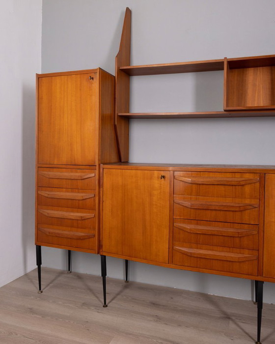 Image 1 of Vintage teakhouten dressoir uit de jaren 60 met wandmontagesysteem, Italiaans design.
