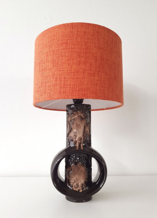Rijk versierde donkerbruine vintage keramieken 70's lampvoet met nieuwe handgemaakte lampenkap; Fat lava, West Germany keramiek