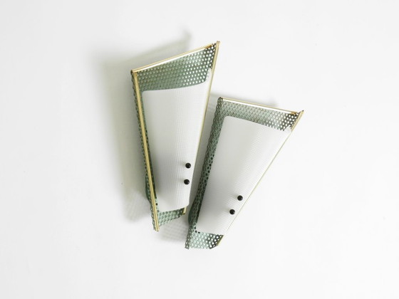 Image 1 of Ein Paar wunderschöne mintgrüne Wandlampen im Mid-Century-Modern-Stil aus perforiertem Blech mit Plexiglasschirmen