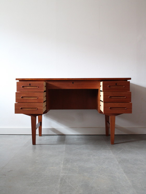 Image 1 of Scrivania danese vintage in teak