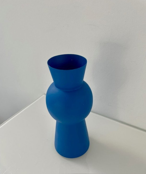 Image 1 of Jarrón de diseño moderno azul fabricado en aluminio con recubrimiento en polvo.