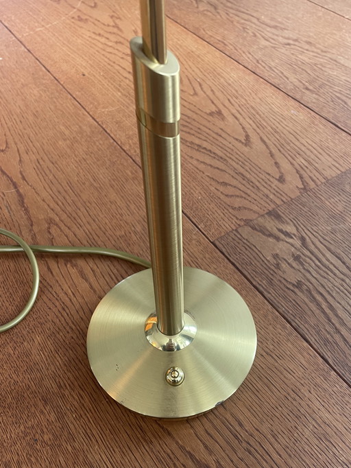 Lámpara de mesa B+M Leuchten de latón mate/pulido y cristal flameado blanco mate, años 90