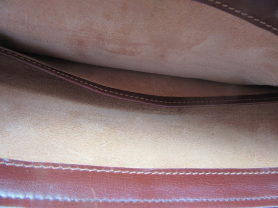 Image 1 of Bolso clásico retro de piel charol marrón oscuro con relieve de cocodrilo, forrado en ante.